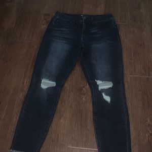Women’s refuge distress at the knees, blue jeans